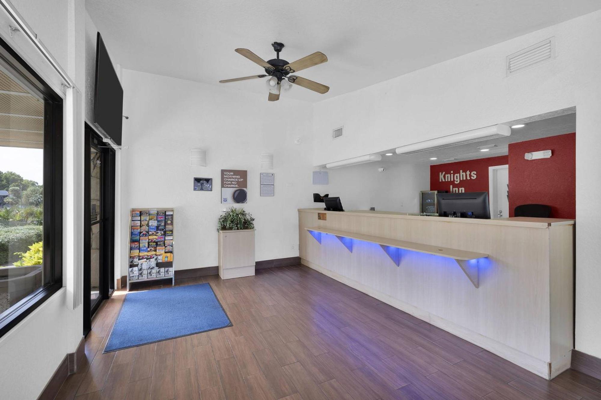 Knights Inn Jacksonville At Dix Ellis Trail Bagian luar foto